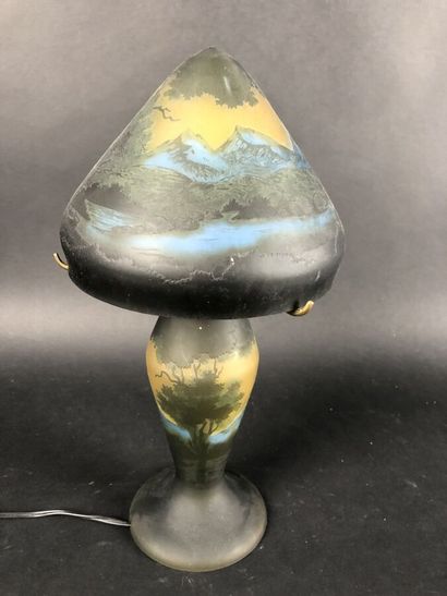 null GALLE (Dans le gout de), une lampe champignon à décor de paysage lacustre bleu...