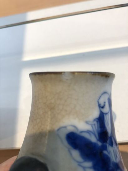 null Un petit vase en porcelaine à décor encamaïeu bleu de deux personnages, Chine,...