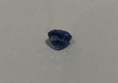 null Un saphir bleu ovale Ceylan sur papier, 2.5 cts environ, longueur 0.8 cm en...