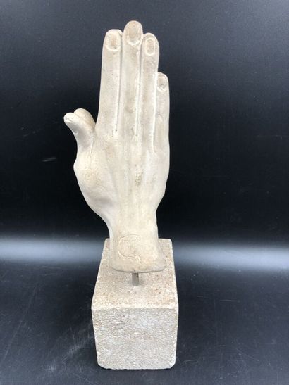null Une sculpture en plâtre "Mains jointes" socle en pierre monogramme, hauteur...