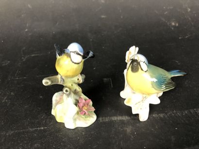 null LOT deux oiseaux en porcelaine à décor polychrome, hauteur 10 cm (un en bon...