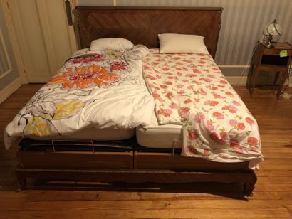 null SUR DESIGNATION : Un lit style Louis XV à chevet en bois de placage, deux sommier...