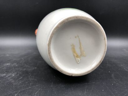 null Un petit vase en porcelaine à décor polychrome, Chine, hauteur 23 cm