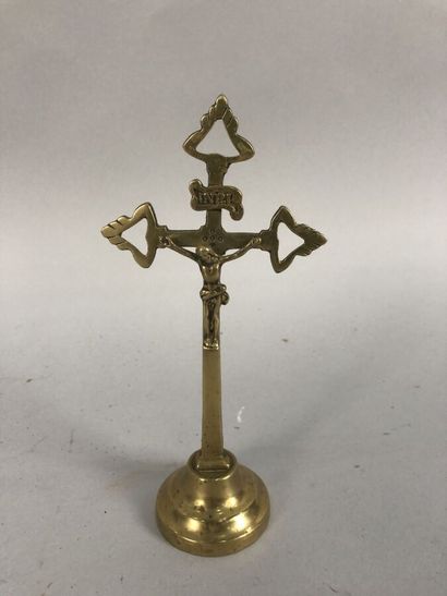 null Un crucifix en bronze