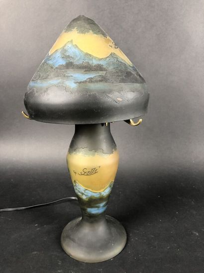 null GALLE (Dans le gout de), une lampe champignon à décor de paysage lacustre bleu...