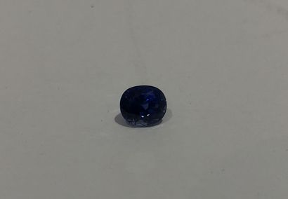 null Un saphir bleu ovale Ceylan sur papier, 2.5 cts environ, longueur 0.8 cm en...
