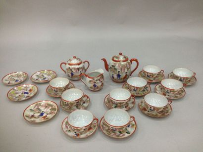 null Une partie de service à thé en porcelaine à décor polychrome, Japon comprenant...