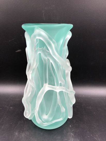 null Un vase en verre vert et blanc signé H Zys ?, hauteur 27 cm