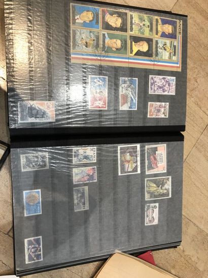 null LOT PHILATELIE 2 albums timbres neuf et oblitérés divers France et étranger...