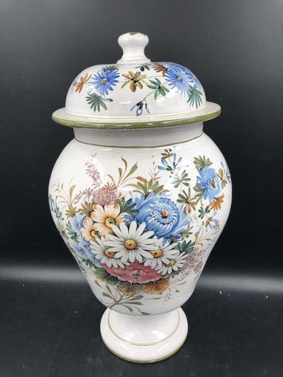 null Un important vase couvert en faïence à décor floral polychrome, hauteur 46 ...