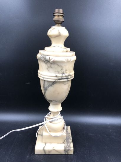 null Un pied de lampe en marbre blanc verni, hauteur 39 cm