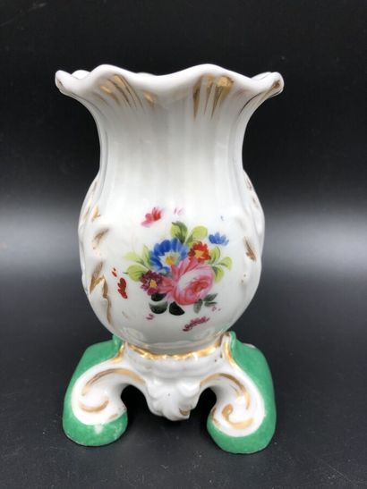 null Un petit vase en porcelaine de Paris à décor floral polychrome, hauteur 12,5...