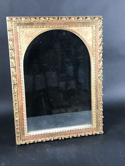 null Un miroir en bois doré à décor de feuillage, 65 x 47 cm