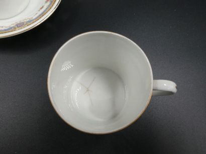 null Un service à café en porcelaine à décor polychrome : 1 sucrier, 1 cafetière,...