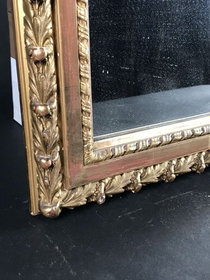 null Un miroir en bois doré à décor de feuillage, 65 x 47 cm
