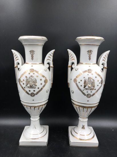 null Une paire de vases fuseaux en porcelaine à décor blanc et or, style Empire,...