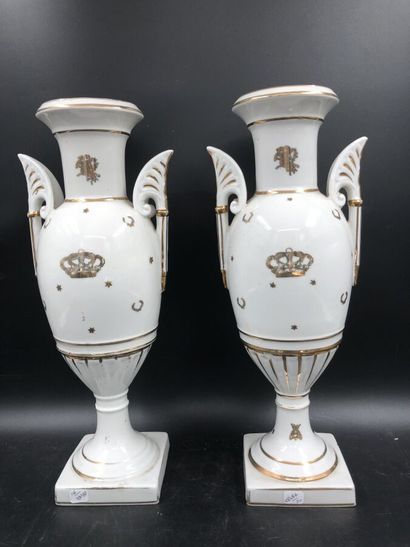 null Une paire de vases fuseaux en porcelaine à décor blanc et or, style Empire,...