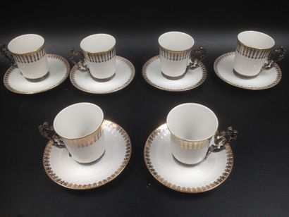 null BAVARIA une série de six tasses et six sous-tasses en porcelaine à décor doré...