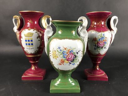 null Trois vases, dont une paire en porcelaine de COULEUVRE à décor polychrome 