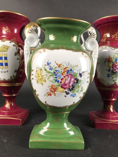null Trois vases, dont une paire en porcelaine de COULEUVRE à décor polychrome 