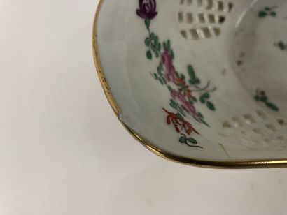 null SANSOM, une coupe ovale ajourée en porcelaine à décor polychrome de la Compagnie...