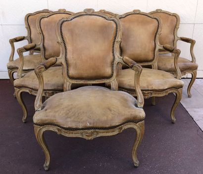  Une suite de six fauteuils cabriolet en bois mouluré sculpté laqué et patiné à motifs... Gazette Drouot