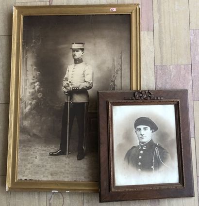 null LOT deux photographies de militaires, l' une signée Dessendier et datée 1908...