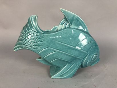 null LEJAN, un poisson en céramique craquelé sir fond vert bleu, 30 x 40 x 10 cm,...