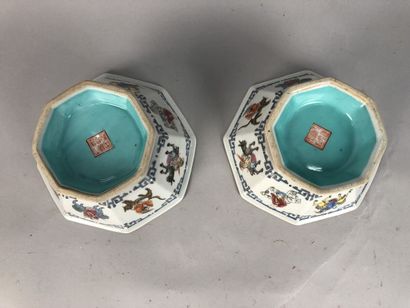 null Deux coupes octogonales en porcelaine à décor polychrome cachet rouge, Chine,...