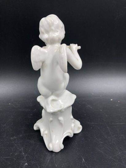null CAPODIMONTE, une Statuette en porcelaine blanche figurant un joueur de flute...