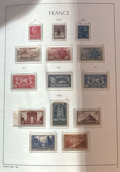 null Collection de timbres de France en albums LEUCHTURM de 1849 à 2002 neufs et...