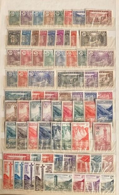 null 8 classeurs de timbres majorité neufs + blocs ,Andorre ,Monaco et timbres d...