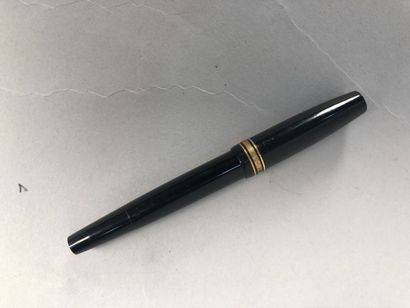 null MONTBLANC N° 32 ?, un stylo plume en résine noire plume non marqué, longueur...