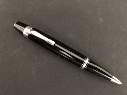null MONTBLANC « Bohème », un stylo-bille en résine noire, attributs platinés, l...