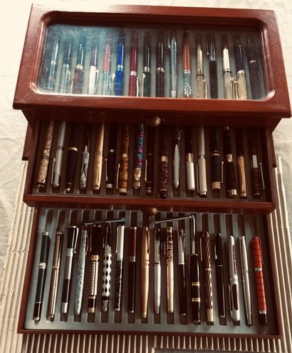 null Deux coffrets à 4 tiroirs remplis de stylo divers (68)