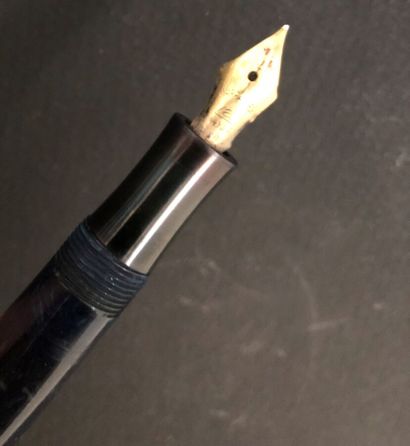 null MONTBLANC III, un stylo plume de la série trois corps en celluloïd marbré noir...