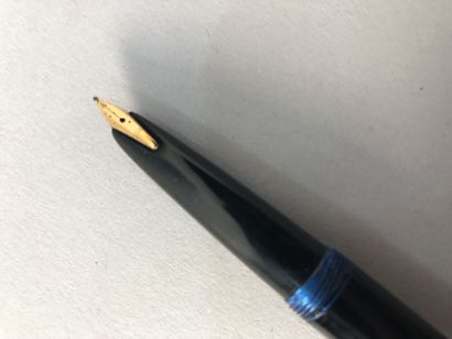null MONTBLANC N° 32, un stylo plume en résine noire plume en or 585, l 12,8 cm