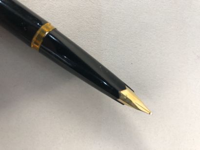 null MONTBLANC 121, un stylo plume en résine noire plume en or 750, l 13,4 cm avec...
