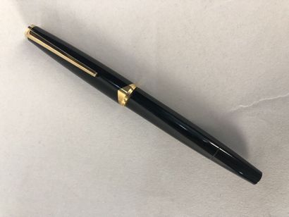 null MONTBLANC 121, un stylo plume en résine noire plume en or 750, l 13,4 cm avec...
