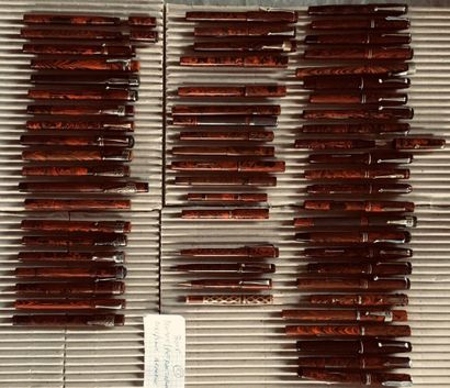 null LOT stylos bois plumes et bille (62 environ).