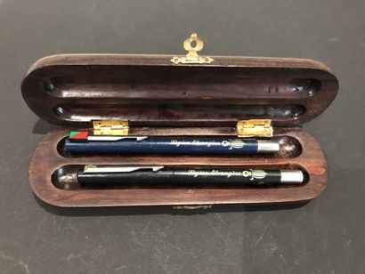 null LOT divers stylos dont un coffret en bois à décor d'incrustation de nacre comprenant...
