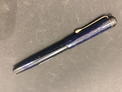 null MONTBLANC III, un stylo plume de la série trois corps en celluloïd marbré noir...