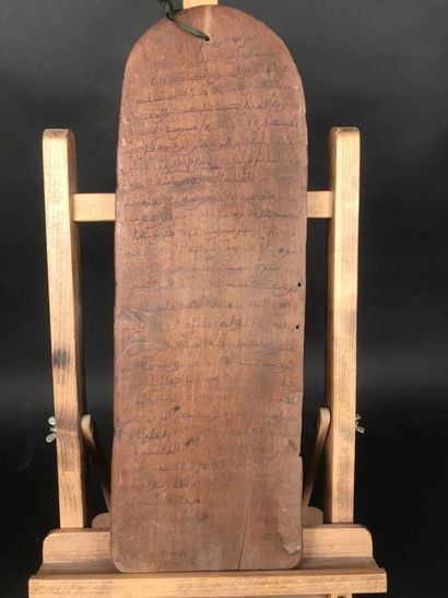 null Une planchette de bois découpée d'inscriptions en caractères coufiques