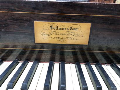 null HOFFMAN un piano forte en placage d'acajou et filets de bois clair, Restauration...