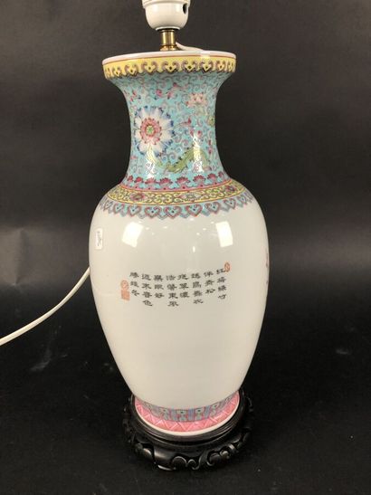 null Un vase en porcelaine à décor polychrome à décor de deux paons branchés et calligraphie,...