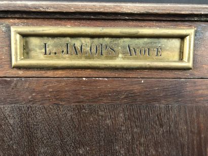 null Une boîte aux lettres en chêne plaque en laiton gravée L. JACOPS AVOUE, 48 x...