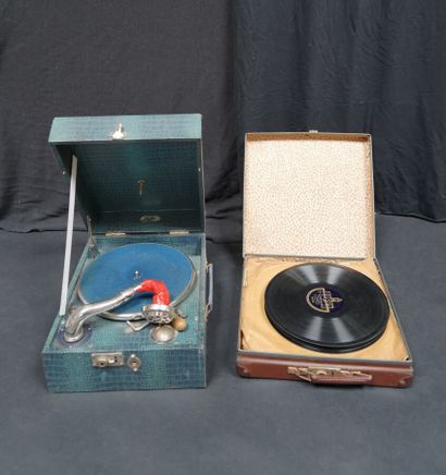 null PATHE. Un phonographe portatif et une mallette de disques anciens (Odem pygmo...