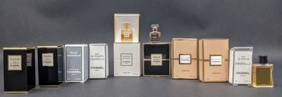 CHANEL CHANEL
Lot comprenant neuf échantillons de parfum.

Allure
Coco
Cristalle
Pour...