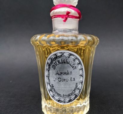 GUERLAIN GUERLAIN
Lot comprenant un flacon de parfum Après l'Ondée de la maison Guerlain.30...
