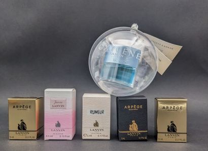 LANVIN LANVIN

Lot comprenant dix échantillons de parfum ainsi qu'un coffret.
Arpège...
